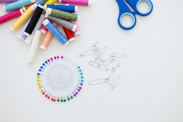 Sada s niťami a ihlou